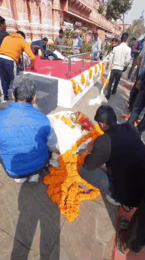 हवामहल पर मोदी-मैक्रों के फोटो सेशन के लिए एक मंच तैयार किया गया है।