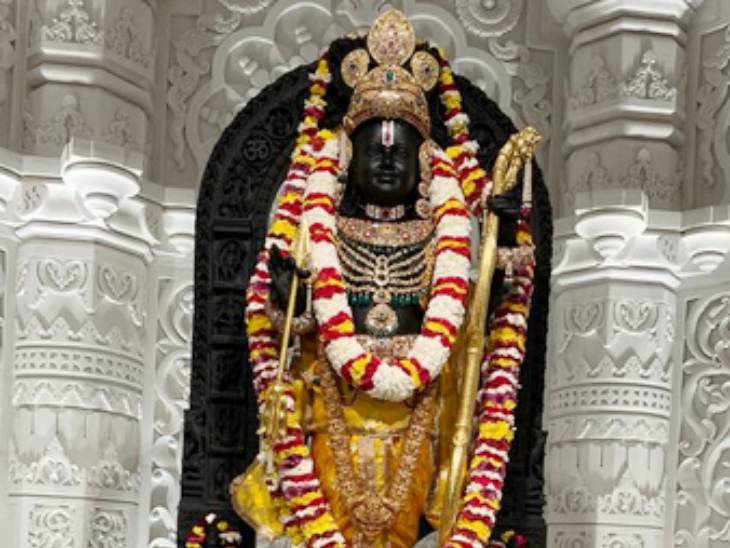 गुरुवार को भगवान को पीले रंग के वस्त्र और अनेक रत्नों से युक्त सोने के आभूषण पहनाए गए हैं।