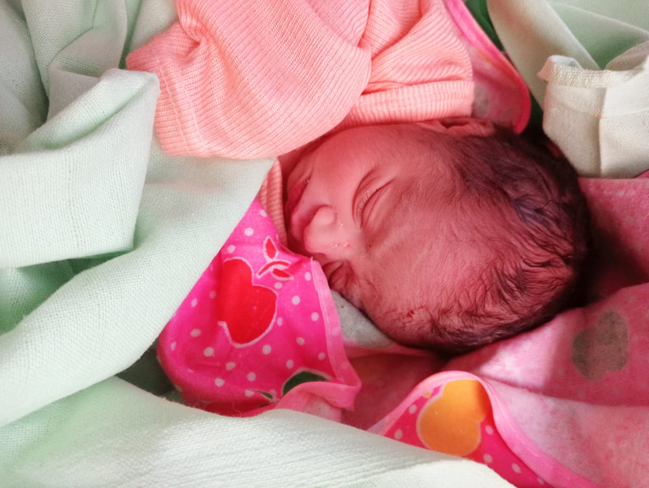 बांसवाड़ा के अरथूना स्थित सरकारी हॉस्पिटल में पैदा होने के 2 घंटे बाद ही इस मासूम को इसकी मां छोड़कर भाग गई।