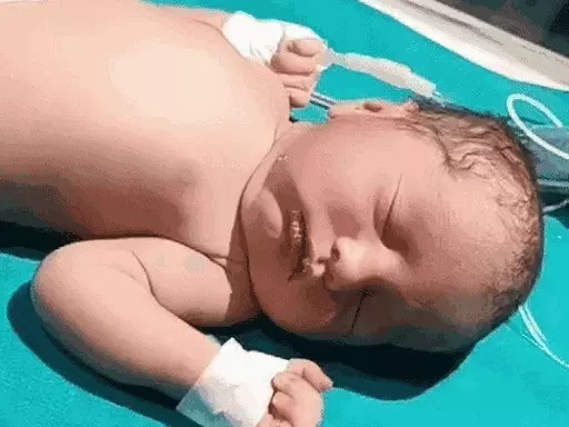 बच्ची को कंबल में लपेट आश्रम की पार्किंग में लगी वायरिंग पर लटका कर चले गए।