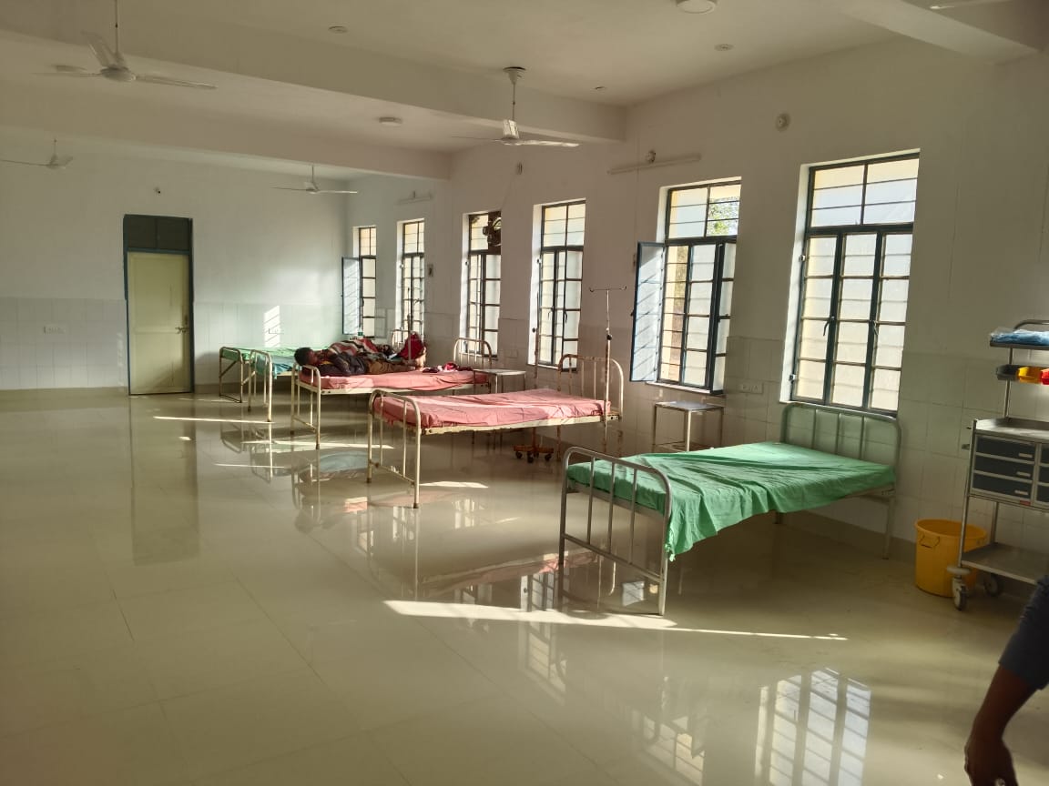 सरकारी अस्पताल में इसी फीमेल वार्ड में नवजात की मां भर्ती थी। इस नई बिल्डिंग में अभी तक CCTV कैमरे नहीं लगे हैं। इसलिए जांच में परेशानी भी आ रही है। नवजात की मां और उसके साथ आई महिला के बारे में पता लगाना चुनौती से कम नहीं है।