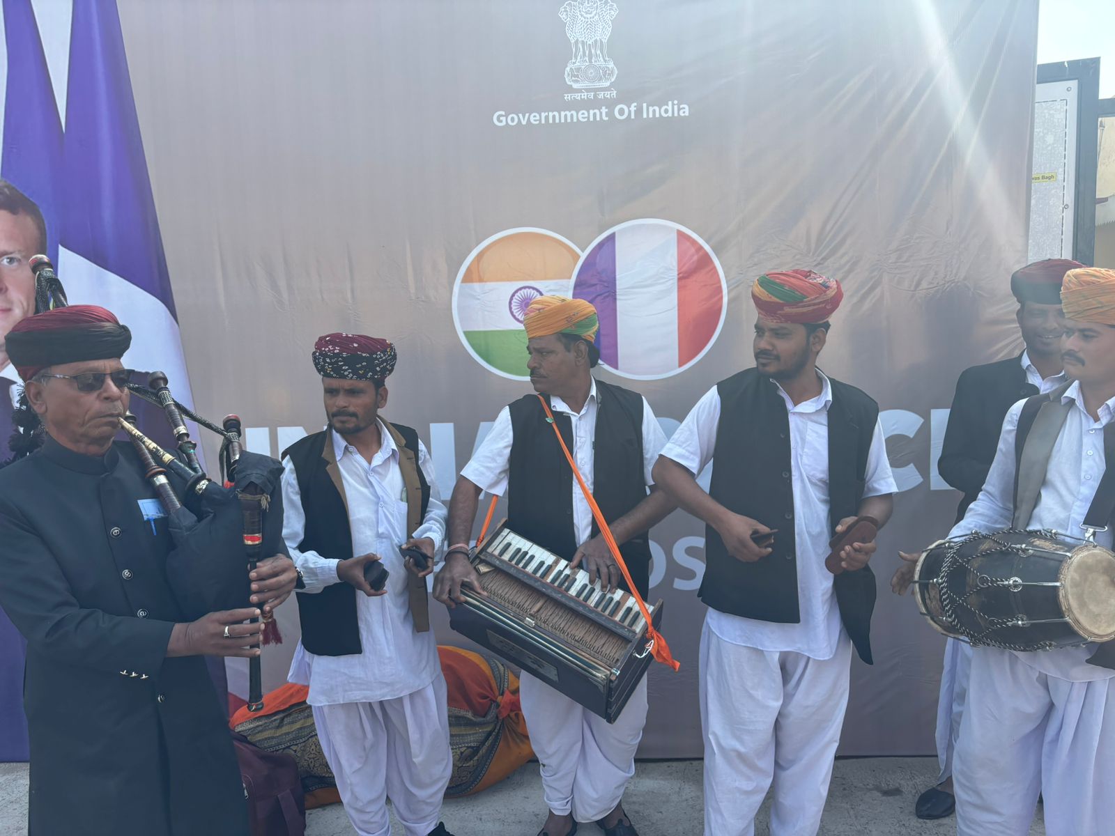 तस्वीर में इंटरनेशनल मस्क म्यूजिकल ग्रुप के कलाकार दिख रहे हैं।