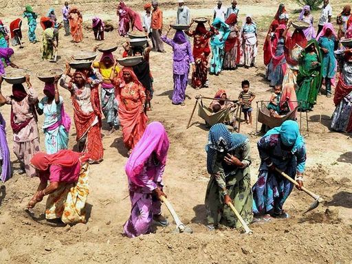 मनरेगा के तहत काम करते श्रमिक।
