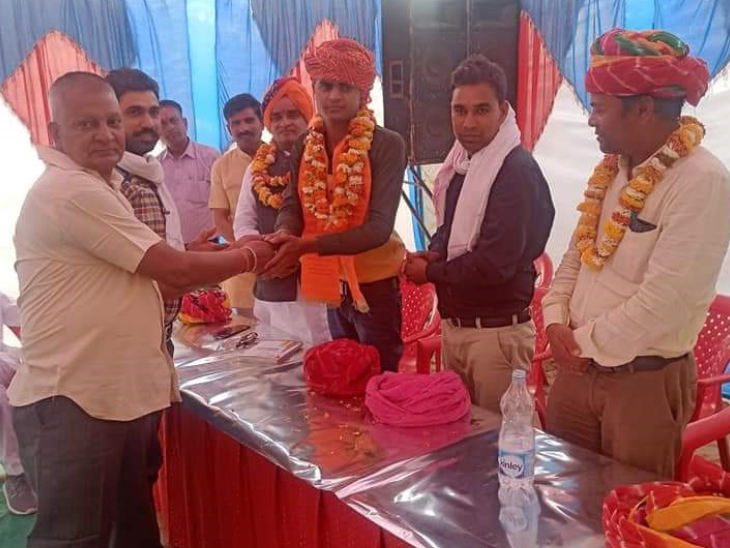 यूपीएससी में सिलेक्ट होने की झूठी कहानी बनाने के बाद गांव के लोगों ने सुनील पर विश्वास भी कर लिया था। इसके बाद उसे गांव में सम्मानित किया गया।