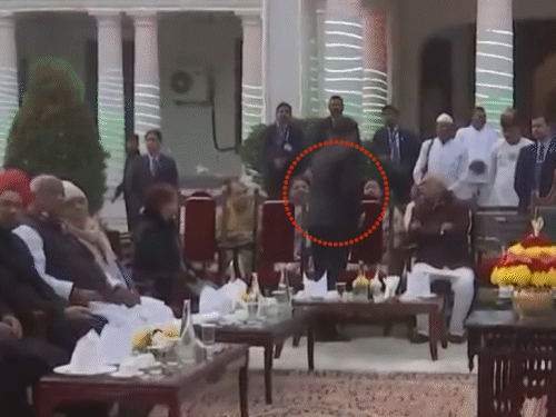 डिप्टी सीएम तेजस्वी की कुर्सी से स्टीकर हटाकर बैठे अशोक चौधरी। - Dainik Bhaskar