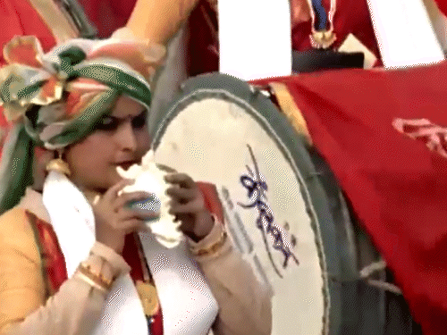 पहली बार 100 महिला कलाकारों ने शंख, ड्रम और अन्य पारंपरिक वाद्ययंत्र बजाते हुए परेड की शुरुआत की। महिला कलाकारों ने अपने-अपने राज्यों की वेशभूषा में विकसित भारत और भारत: लोकतंत्र की जननी' (इंडिया: मदर ऑफ डेमोक्रेसी) थीम को प्रदर्शित किया।