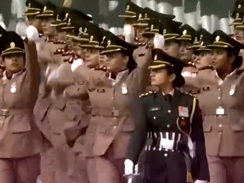 पहली बार आर्मी की मेडिकल सर्विसेस की महिला कंटिंजेंट परेड में शामिल हुई। इसकी अगुआई आई सर्जन और पैराट्रूपर मेजर श्रष्टि खुल्लर ने की। इसमें आर्मी के डेंटल कोर से कैप्टन अंबा सामंत, नौसेना से सर्जन लेफ्टिनेंट कंचना, फ्लाइट लेफ्टिनेंट दिव्या प्रिया शामिल हुईं।