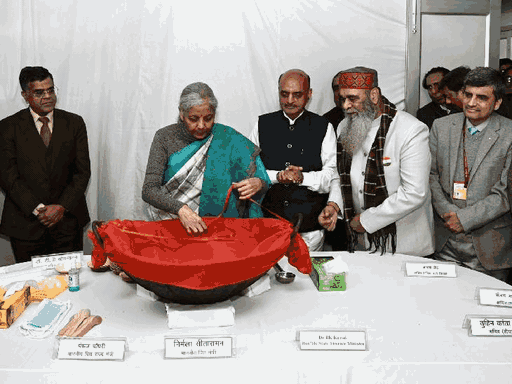 24 जनवरी को वित्त मंत्रालय में अंतरिम बजट पेश करने से पहले हलवा सेरेमनी।