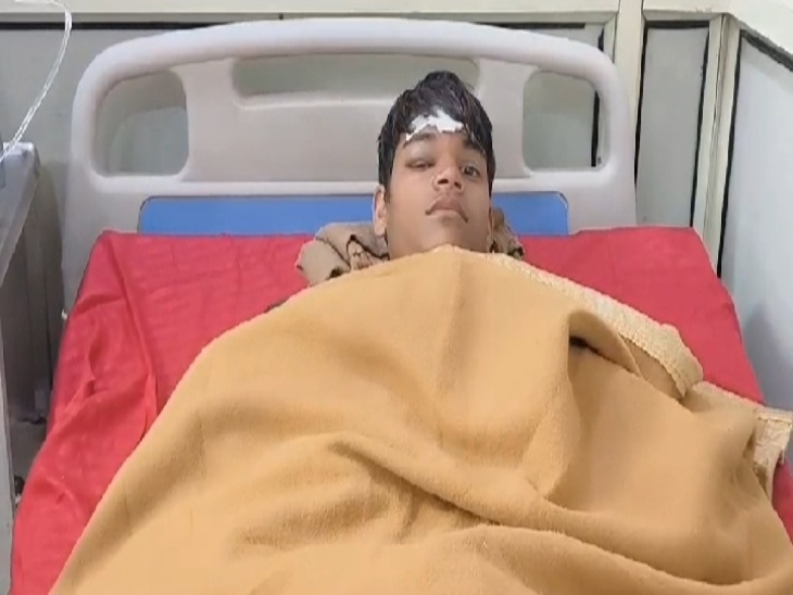 घायल छात्र अस्पताल में इलाज कराते हुए - Dainik Bhaskar