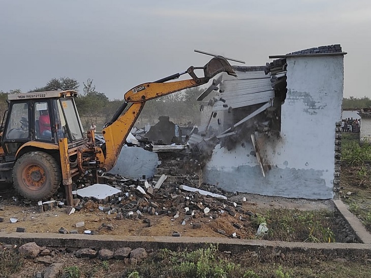 मकान को तोड़ता हुआ बुलडोजर। - Dainik Bhaskar