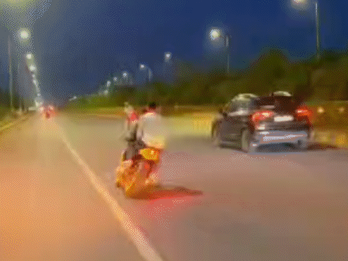 कार के नजदीक से तेज रफ्तार बाइक को लहराया। - Dainik Bhaskar