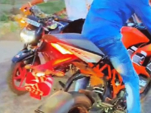 ऐक्सलरेटर देकर बाइक के पिछले चक्के से धुआं निकाला जा रहा था।