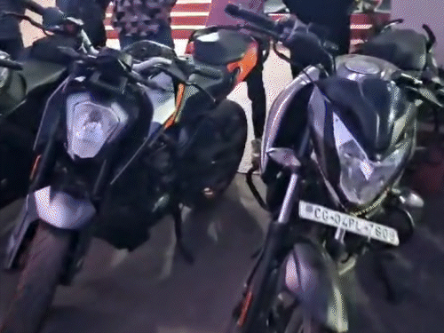 मंदिर हसौद थाना पुलिस में 9 लड़कों के खिलाफ FIR दर्ज किया है।