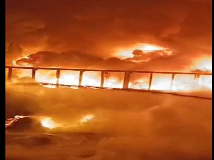 बीकानेर के खाजूवाला में शुक्रवार की रात में आग लगने के बाद जलता ट्रक।