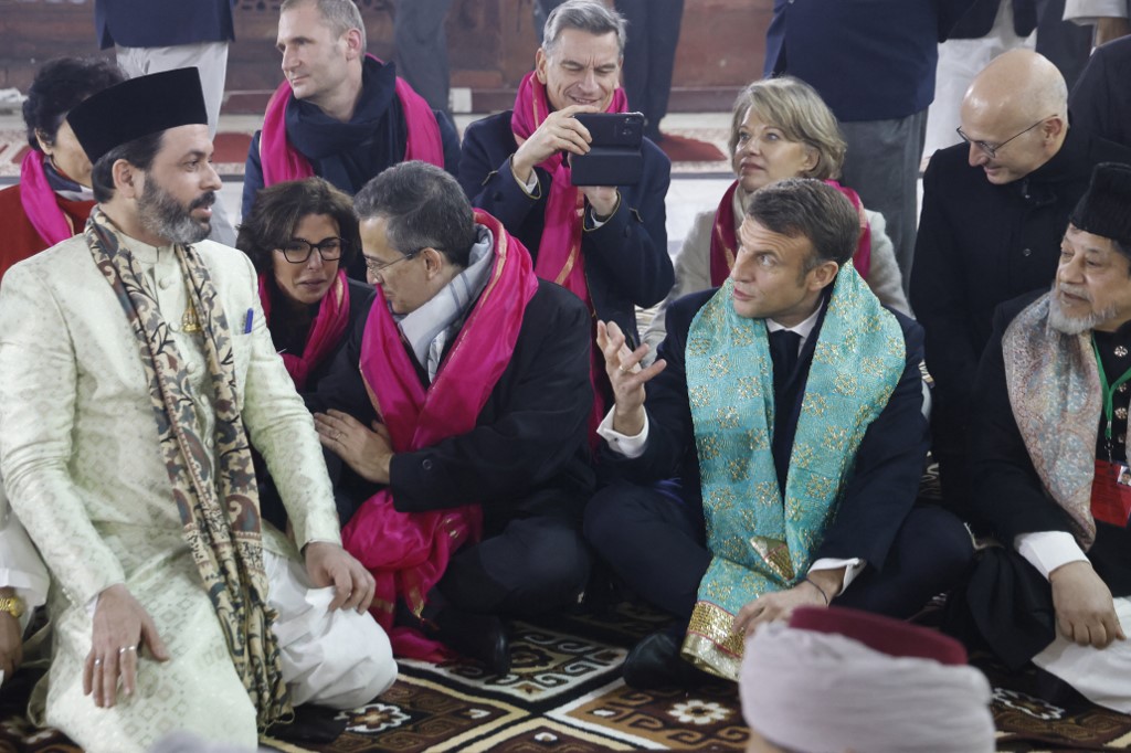 मैक्रों के साथ उनका डेलीगेशन भी दरगाह में मौजूद रहा।