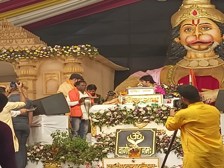 पंडित धीरेंद्र शास्त्री के सामने 1 हजार लोगों ने सनातन धर्म में वापसी की है।