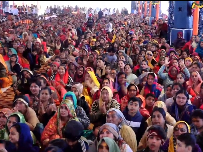 रामकथा के दौरान उमड़ी भीड़।