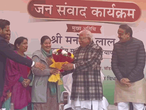 26वां जनसंवाद कार्यक्रम में करनाल पहुंचे मुख्यमंत्री मनोहर लाल का स्वागत करते लोग। - Dainik Bhaskar