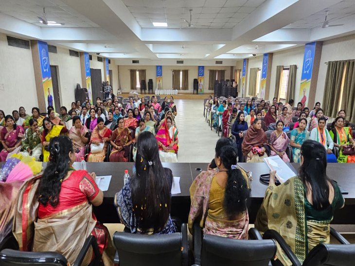 अलका लांबा ने छत्तीसगढ़ महिला कांग्रेस की प्रदेश कार्यकारिणी की बैठक ली।