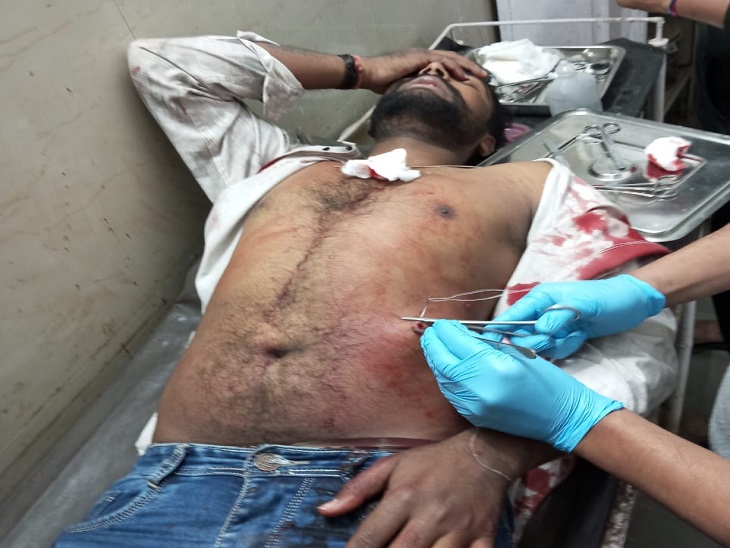 चाकूबाजी में घायल हुआ भरत गिरी को टांके लगाता डॉक्टर - Dainik Bhaskar