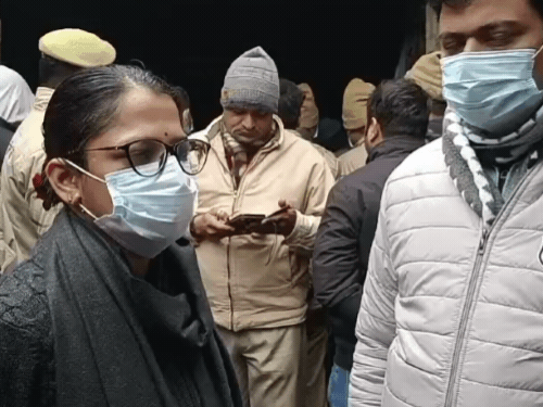 घटना की सूचना पर पुलिस मौके पर पहुंची। इसके बाद दरवाजा तोड़कर सभी के शवों को बाहर निकाला गया।