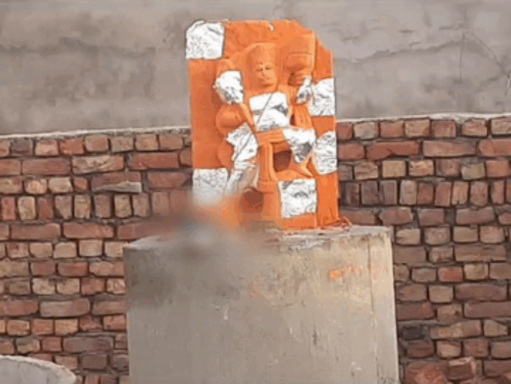 भगवान हनुमान की मूर्ति के आगे रखा जूता। - Dainik Bhaskar