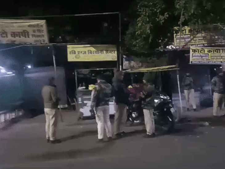 सुभाषचंद्र बोस मेडिकल कॉलेज के सामने इसी जगह बदमाशों ने बम फेंके थे।