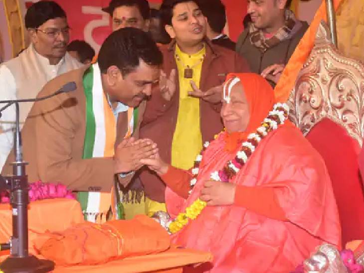 जिले के प्रभारी मंत्री असीम अरुण जगतगुरु का आशीर्वाद लेते हुए।