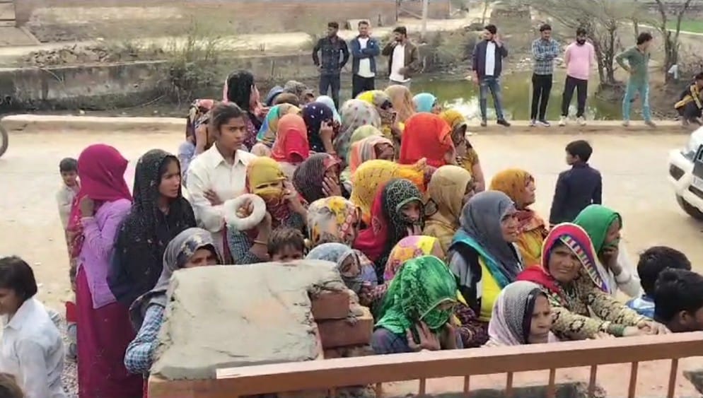 घटना के बाद मंदिर में इकट्ठे हुए ग्रामीण।