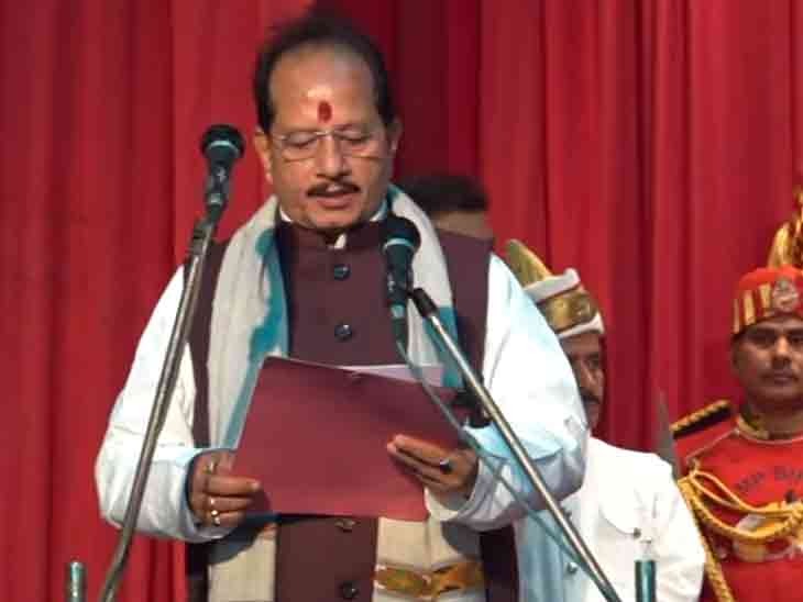 विधानसभा स्पीकर रह चुके भाजपा नेता विजय कुमार सिन्हा ने शपथ ली।