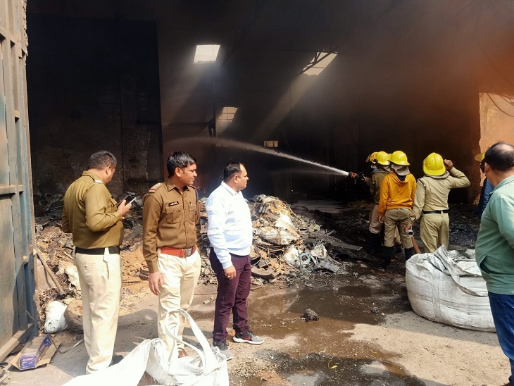 घटना स्थल पर पहुंचे जामुल टीआई और अग्निशमन विभाग के कमांडेंट