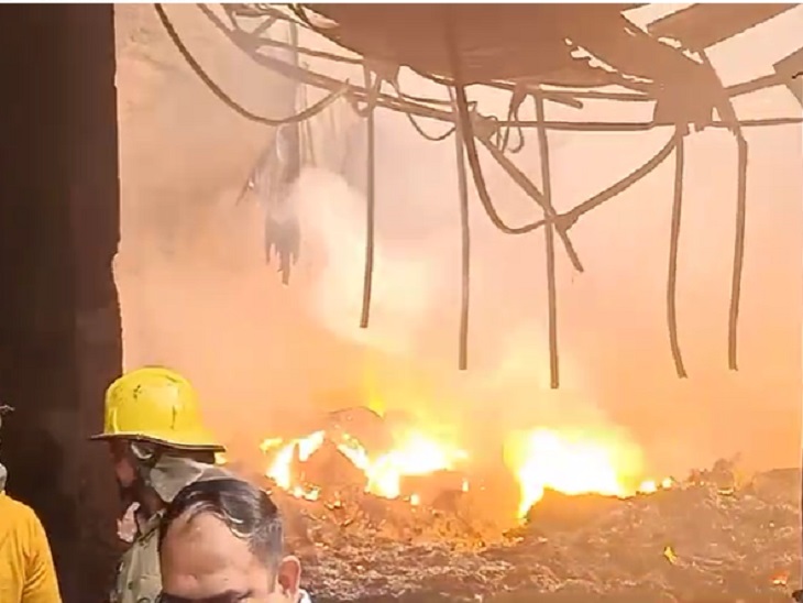 आग बुझाने का किया जा रहा कार्य।