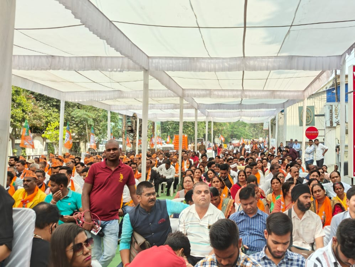 चुनाव कार्यालय के उद्घाटन में मंत्री समेत कई बीजेपी कार्यकर्ता मौजूद रहे