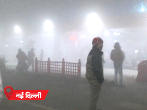 दिल्ली के आनंद विहार रेलवे स्टेशन पर सुबह 6 बजे कोहरे और ठंड के बीच ट्रेन का इंतजार करते पैंसेंजर।