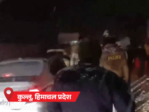 कुल्लू के रोहतांग में बनी अटल टनल के दक्षिणी छोर पर 300 टूरिस्ट फंस गए थे। इन्हें पुलिस ने रेस्क्यू किया।