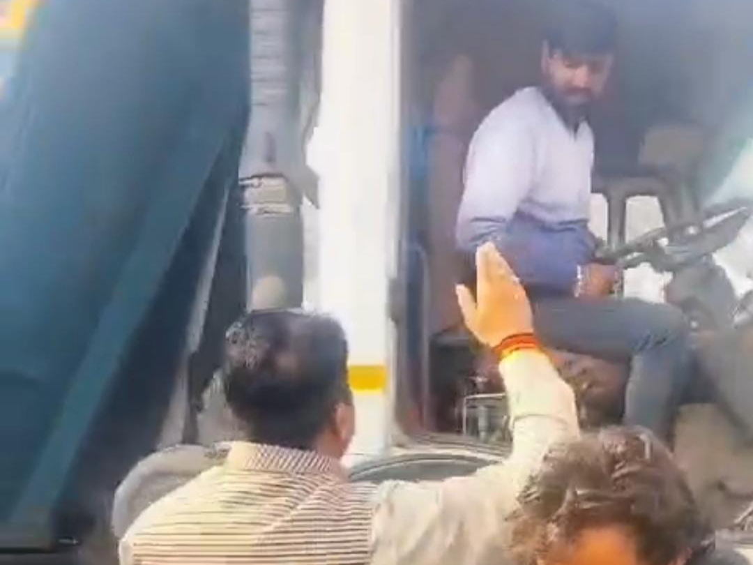 VIDEO of public hooliganism of BJP leader in Meerut | मेरठ में BJP नेता ...