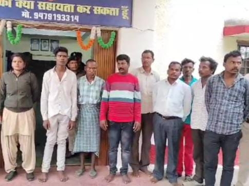 12 आरोपियों को पुलिस ने गिरफ्तार किया।