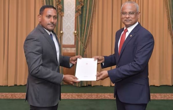 तस्वीर मालदीव के प्रॉसिक्यूटर जनरल हुसैन शमीम और पूर्व राष्ट्रपति इब्राहिम मोहम्मद सोलिह की है।