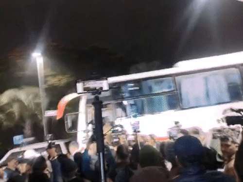 रांची एयरपोर्ट पर बस से उतरते विधायक। चार्टर्ड विमान से हैदराबाद जाएंगे। कल हेमंत सोरेन की रिमांड पर फैसला आएगा। - Dainik Bhaskar