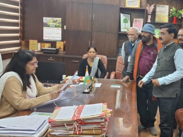 कलेक्टर को मांगपत्र सौंपते अरपा उद्गम बचाओ संघर्ष समिति का प्रतिनिधिमंडल