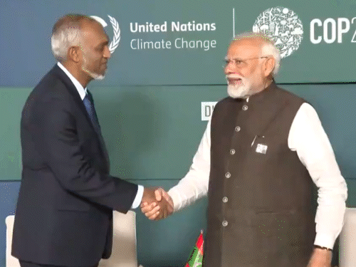 दिसंबर 2023 में प्रधानमंत्री नरेंद्र मोदी और मालदीव के राष्ट्रपति मोहम्मद मुइज्जु के बीच दुबई में क्लाइमेट समिट के दौरान बातचीत हुई थी। - Dainik Bhaskar