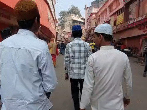 शुक्रवार को नमाज पढ़ने के लिए जाते लोग।