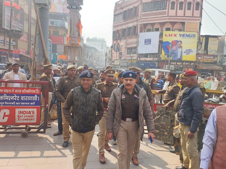 गोदौलिया चौक पर भी पुलिस कर रही गस्त।