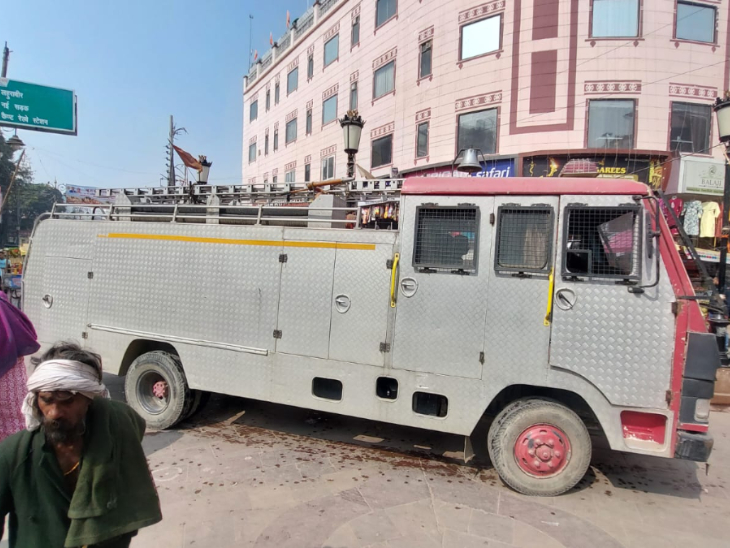 अलर्ट को लेकर गोदौलिया चौक पर फायर ब्रिगेड की टीम तैनात है।