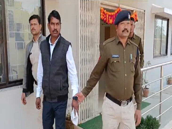 बलरामपुर जिले की छात्रा को शादी का झांसा देकर शिक्षक 13 साल तक रेप किया।