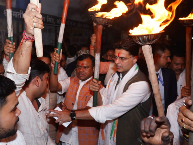 रायगढ़ में छत्तीसगढ़ कांग्रेस प्रभारी सचिन पायलट का स्वागत किया गया, इस दौरान मशाल रैली भी निकली।