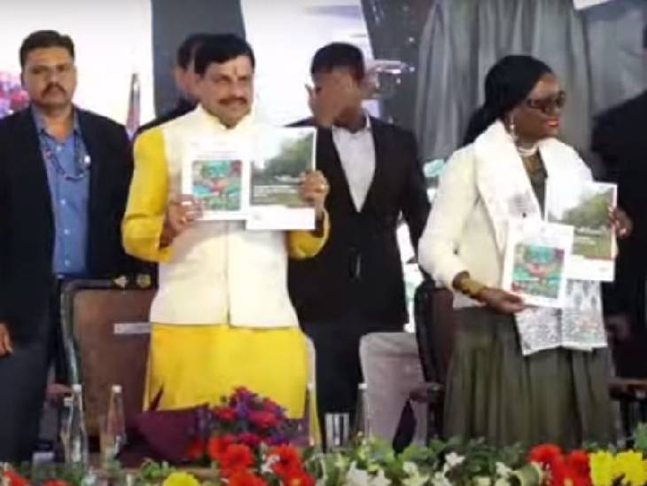 सीएम और रामसर सचिवालय की महासिचव डॉ. मुसोन्दा मुम्बा ने ब्रोशर ने शनिवार से शुरू हो रहे पर्यावरण संबंधी फिल्म फेस्टिवल के डिजीटल ब्रोशर का अनावरण किया।