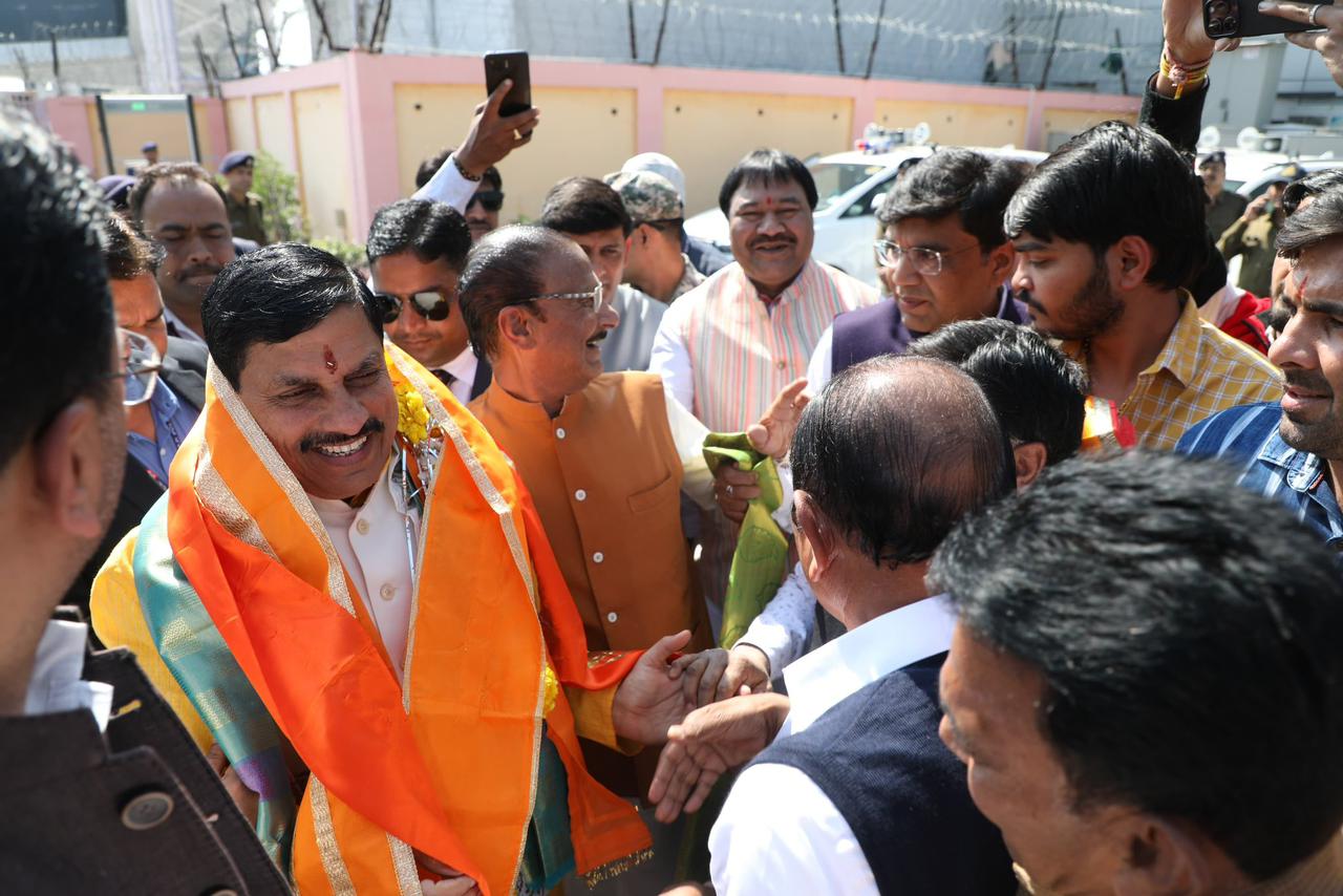 एअरपोर्ट पर विधायक मधु वर्मा, मालिनी गौड़, सावन सोनकर, महापौर पुष्यमित्र भार्गव, पूर्व महापौर डॉ. उमा शशि शर्मा सहित अन्य अधिकारी मौजूद थे।