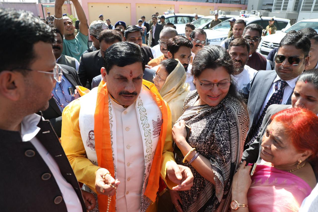 मुख्यमंत्री का एयरपोर्ट पर भाजपा के नगर अध्यक्ष गौरव रणदिवे ने स्वागत किया।