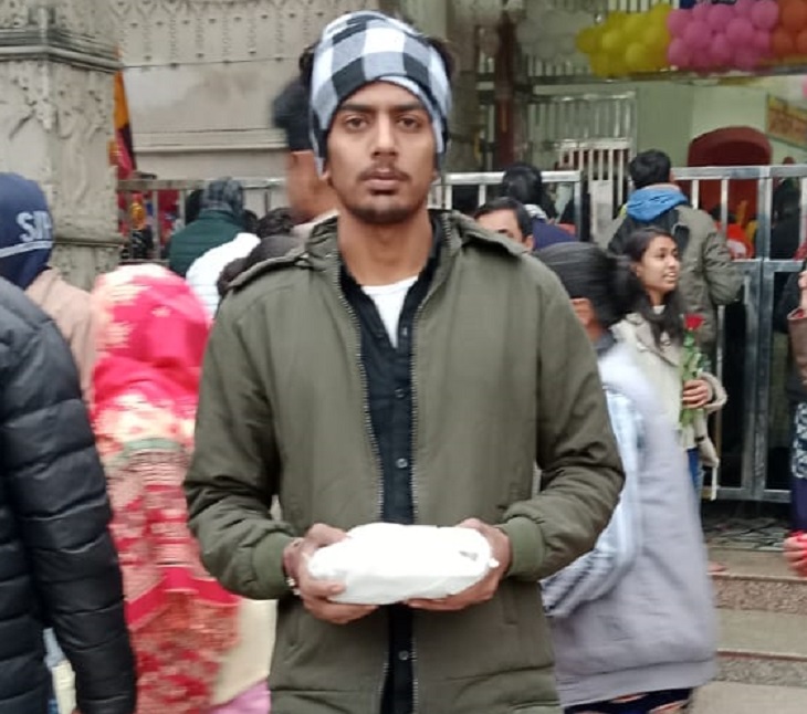धर्मपाल के बेटे रवि की फोटो। रवि को फैमिली आईडी में मृत दिखाया गया है। इसे ठीक कराने के लिए धर्मपाल लगातार सरकारी दफ्तरों के चक्कर काट रहा है।